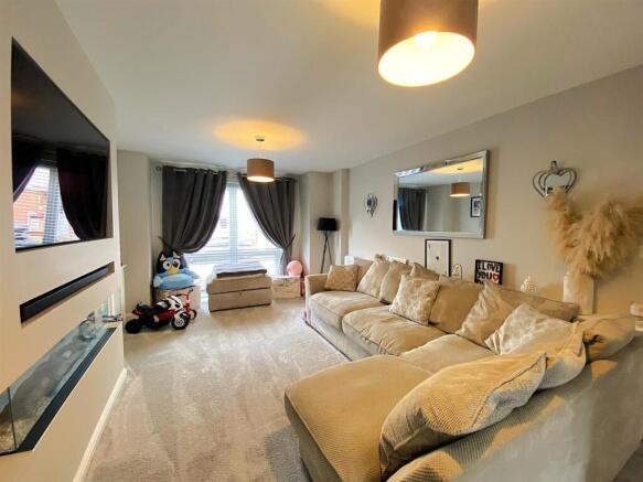 8 Daisy Way - Lounge1.jpg