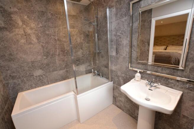 Master en-suite b...