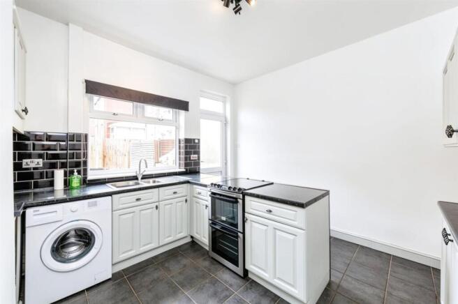 2 bed Terraced to rent Image 5