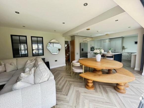4 bed Detached for sale Image 6