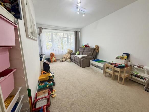 4 bed Semi-Detached for sale Image 4