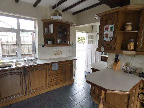 'L' SHAPED DINING KITCHEN