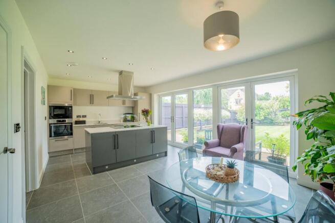 5 bed Detached for sale Image 4