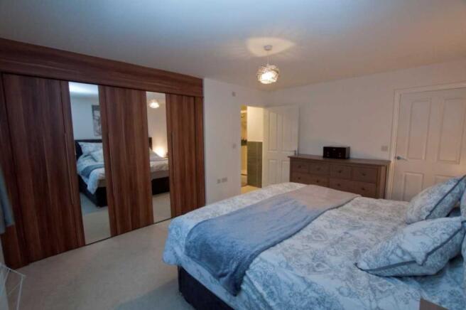 8 Master bedroom (2)