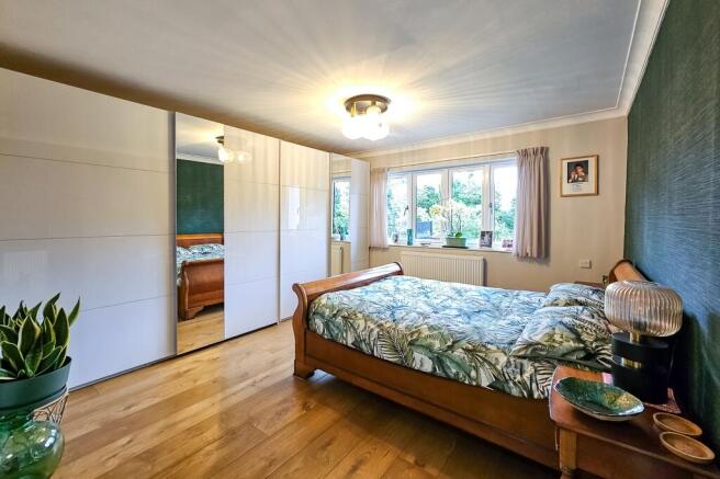 4 bed House for sale Image 12