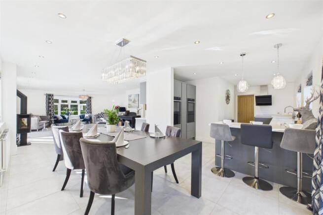 Dining Area & Kitchen