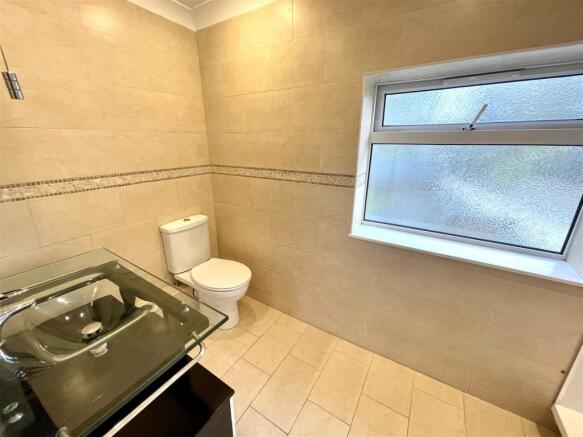 EN-SUITE SHOWER ROOM