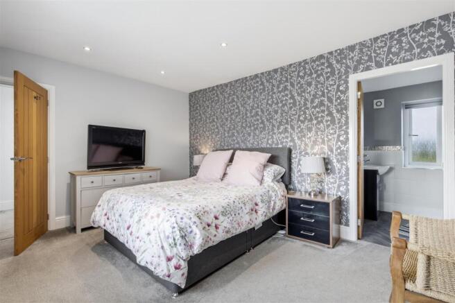 3 bed Semi-Detached for sale Image 8