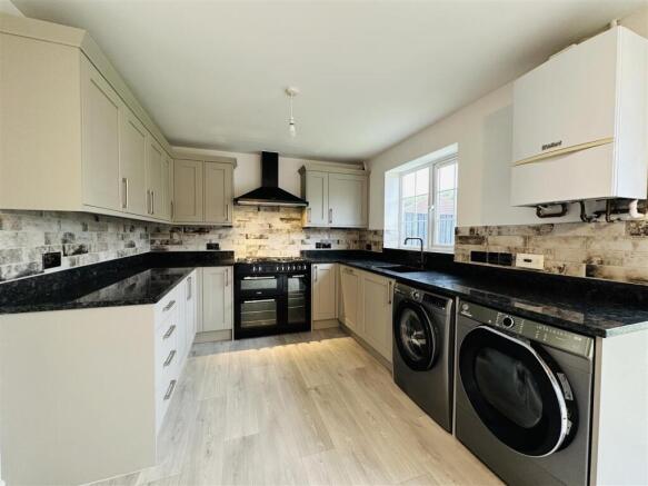 3 bed Semi-Detached for sale Image 6