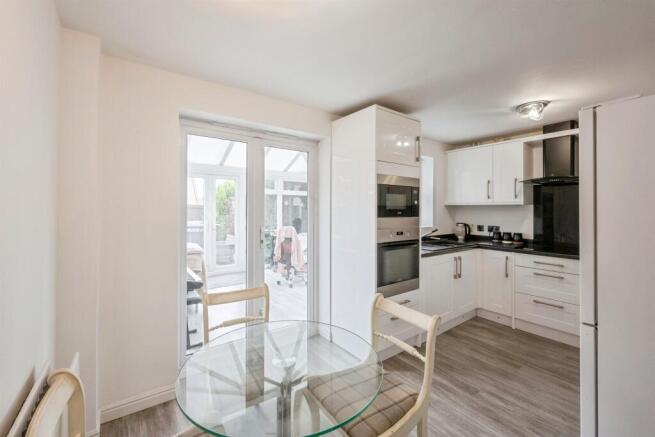 3 bed Town House for sale Image 3