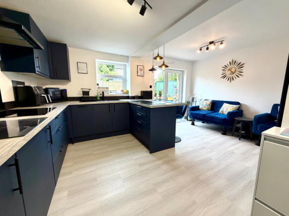 4 bed Detached for sale Image 6