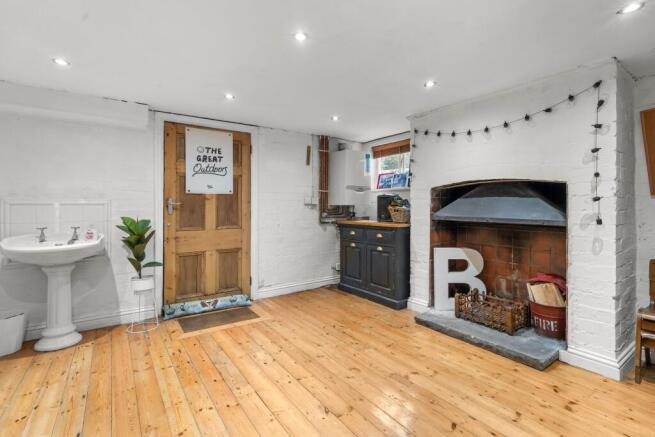 5 bed Semi-Detached for sale Image 10