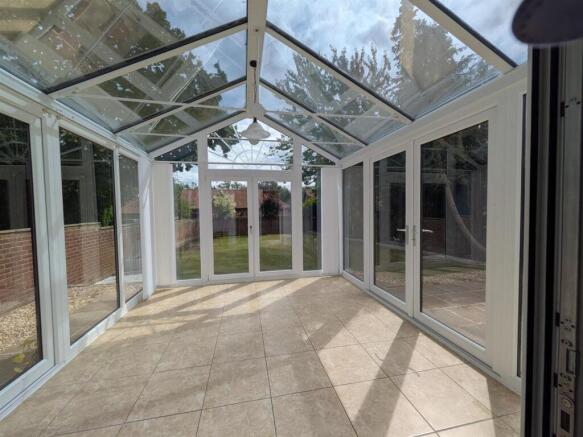4 bed Detached to rent Image 6