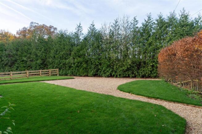 2 Little Barrow Driveway