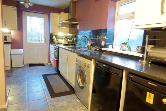 MODERN FITTED KITCHE