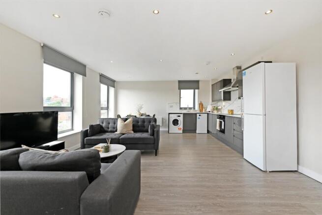 4 bed Apartment to rent Image 2