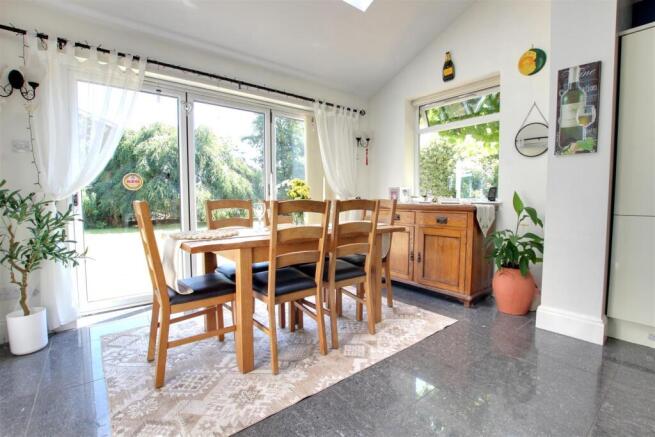 5 bed Detached for sale Image 5