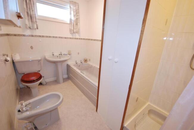 a bathroom.jpghttps: