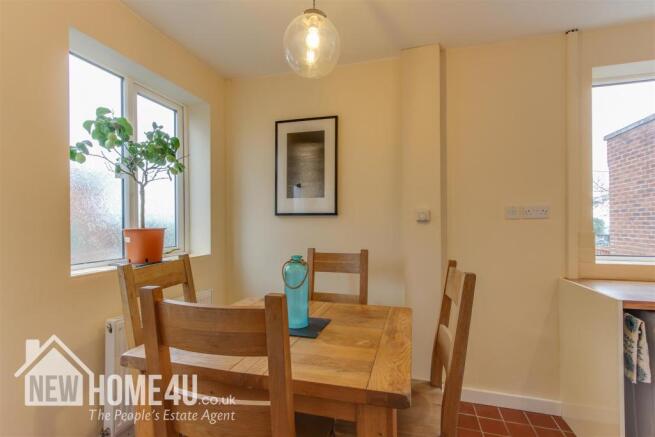 KITCHEN / DINER: