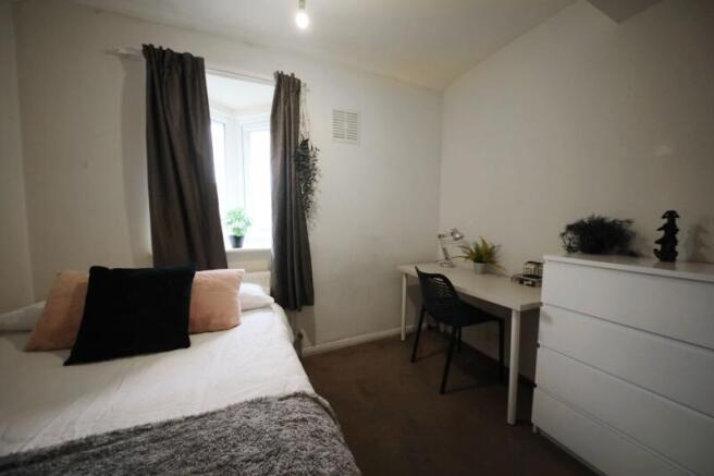 6 bed Semi-Detached to rent Image 6