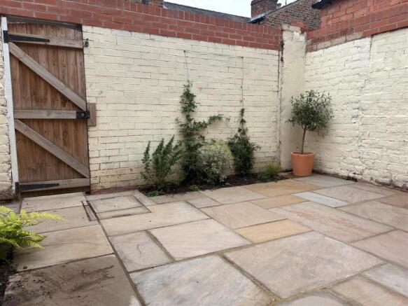 2 bed Terraced to rent Image 10