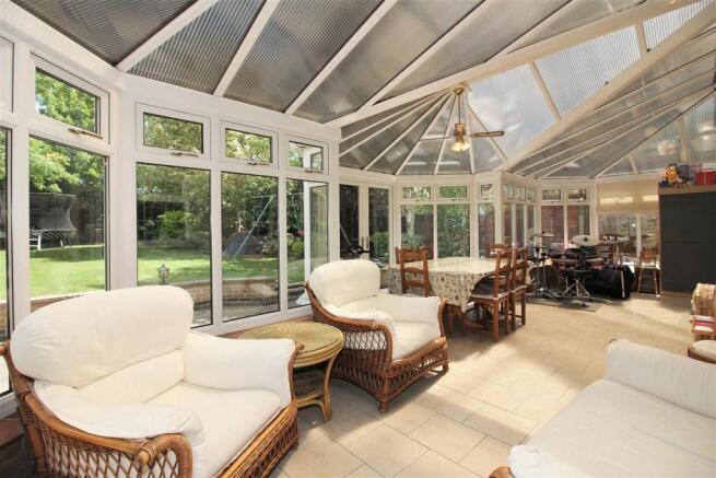 SPACIOUS CONSERVATORY