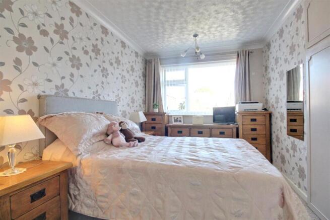 2 bed Semi-Detached Bungalow for sale Image 8