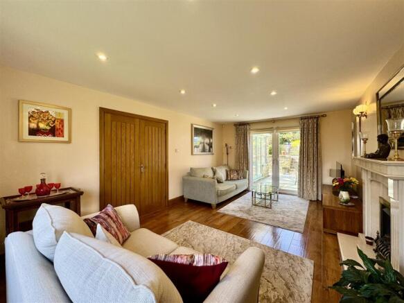 4 bed Detached for sale Image 9