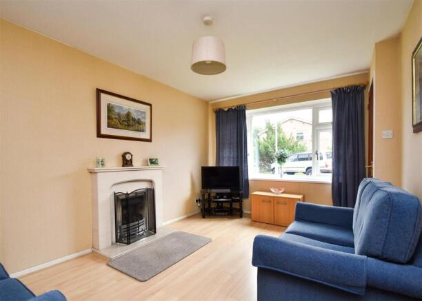 11 Quendale - Living Room (2).jpg