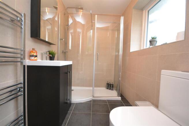 9 39 School Lane En-suite.JPG