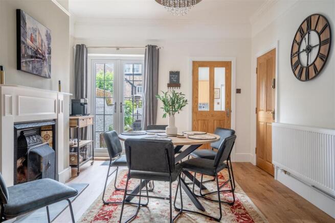 4 bed Terraced to rent Image 5