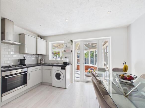 Lark Vale, Watermead, Aylesbury photo 4