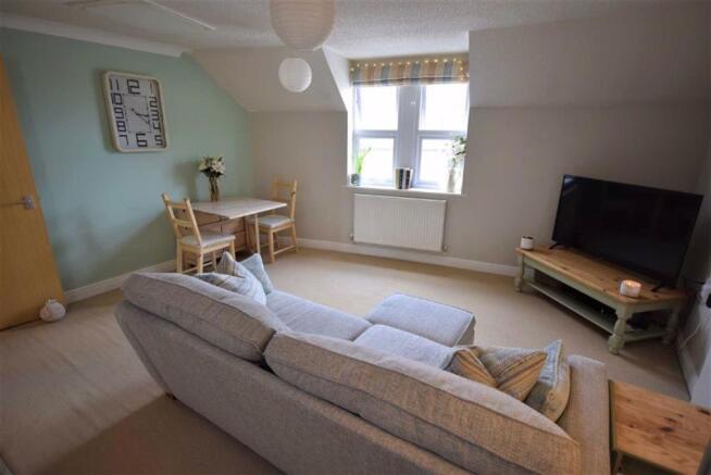 Lounge/Dining Area