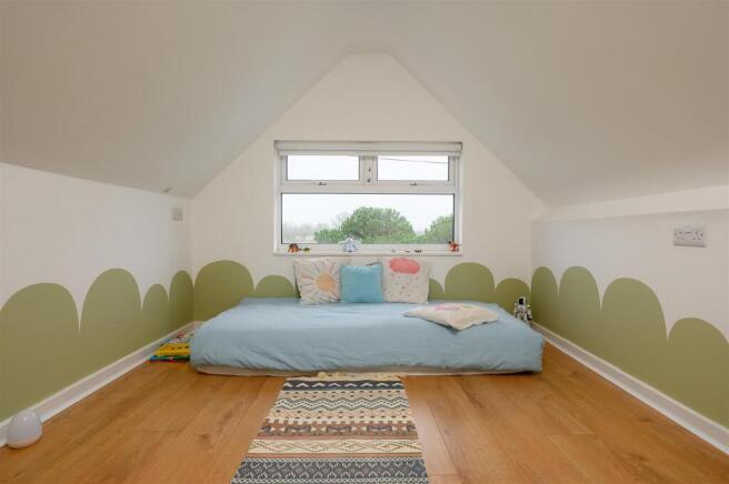 5 bed Semi-Detached to rent Image 10
