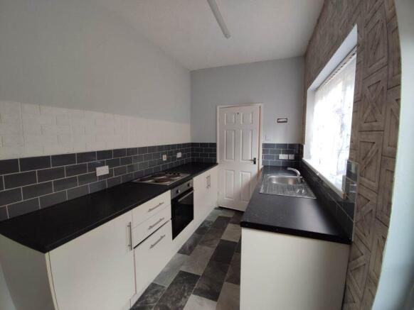 2 bed Terraced to rent Image 5