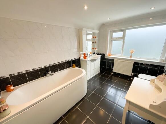 FAMILY BATHROOM
