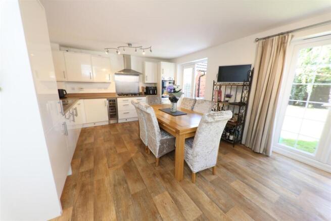 4 bed Detached for sale Image 9