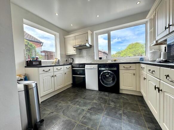 4 bed Semi-Detached for sale Image 5
