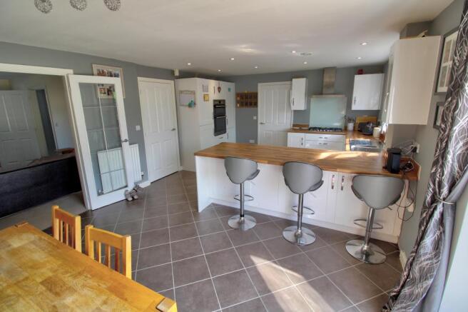 Dining to kitchen