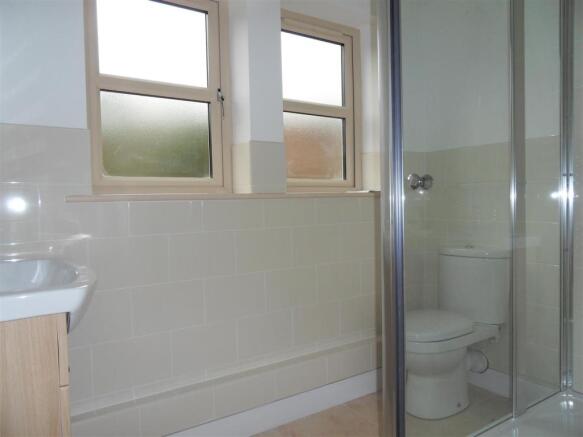 EN-SUITE SHOWER ROOM