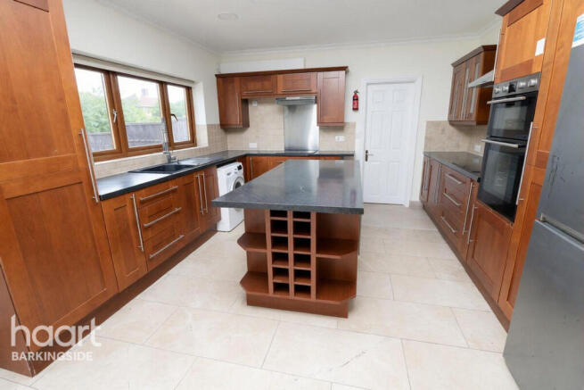 Basildon Avenue, Clayhall photo 4