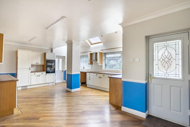 6 bed Semi-Detached for sale Image 2