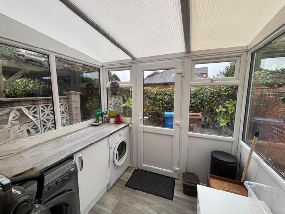 4 bed Detached Bungalow for sale Image 10