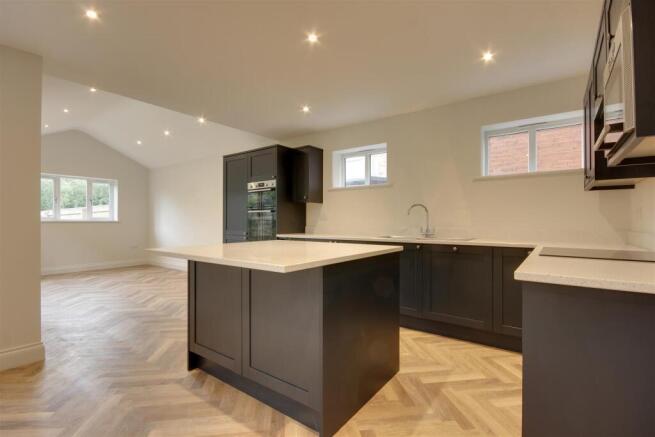 4 bed Detached for sale Image 8
