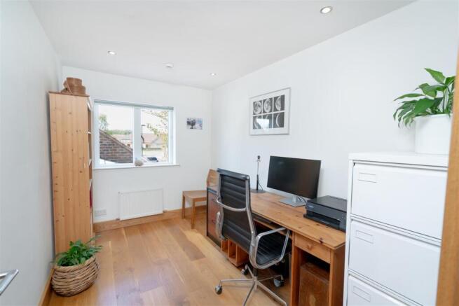 4 bed Detached for sale Image 11