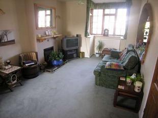 LOUNGE/DINING ROOM: