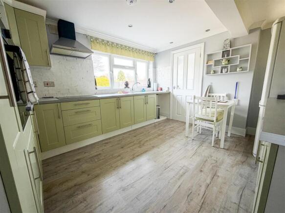 KITCHEN/BREAKFAST ROOM