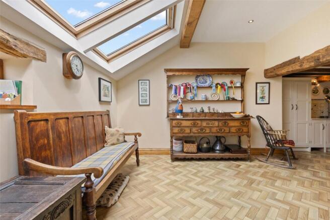 5 bed Detached for sale Image 8