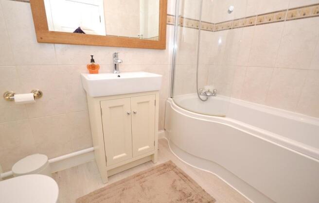 EN-SUITE BATHROOM