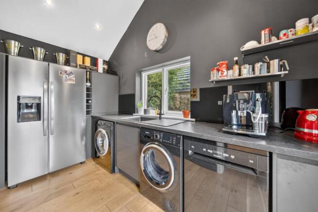 5 bed Detached for sale Image 8